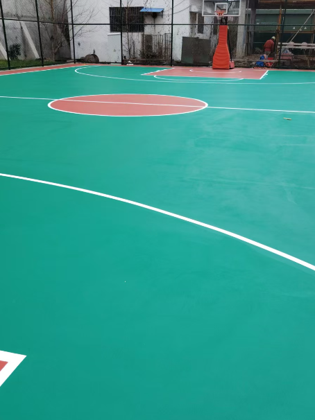 龙泉 球场长期使用易出现地面开裂